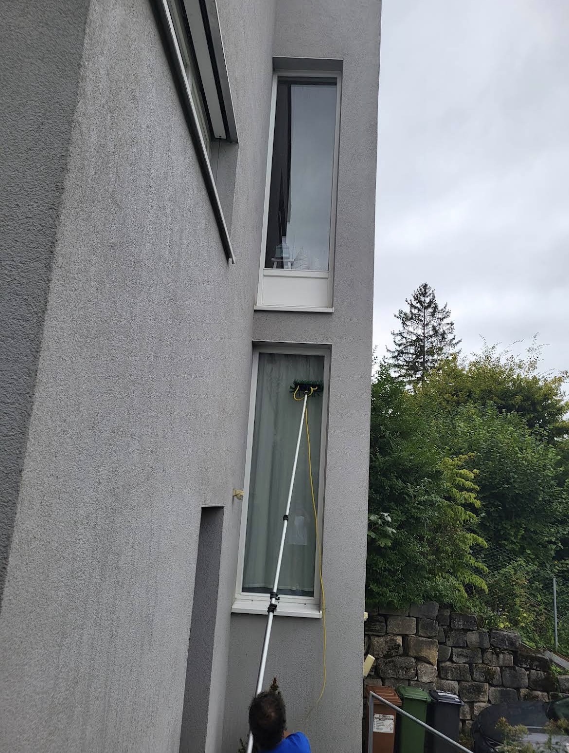 Referenz: Fensterreinigung an Fassade mit Teleskopstange