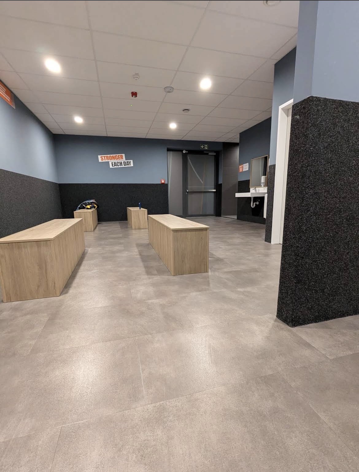 Referenz: Sauberer Umkleidebereich in einem Fitnessstudio