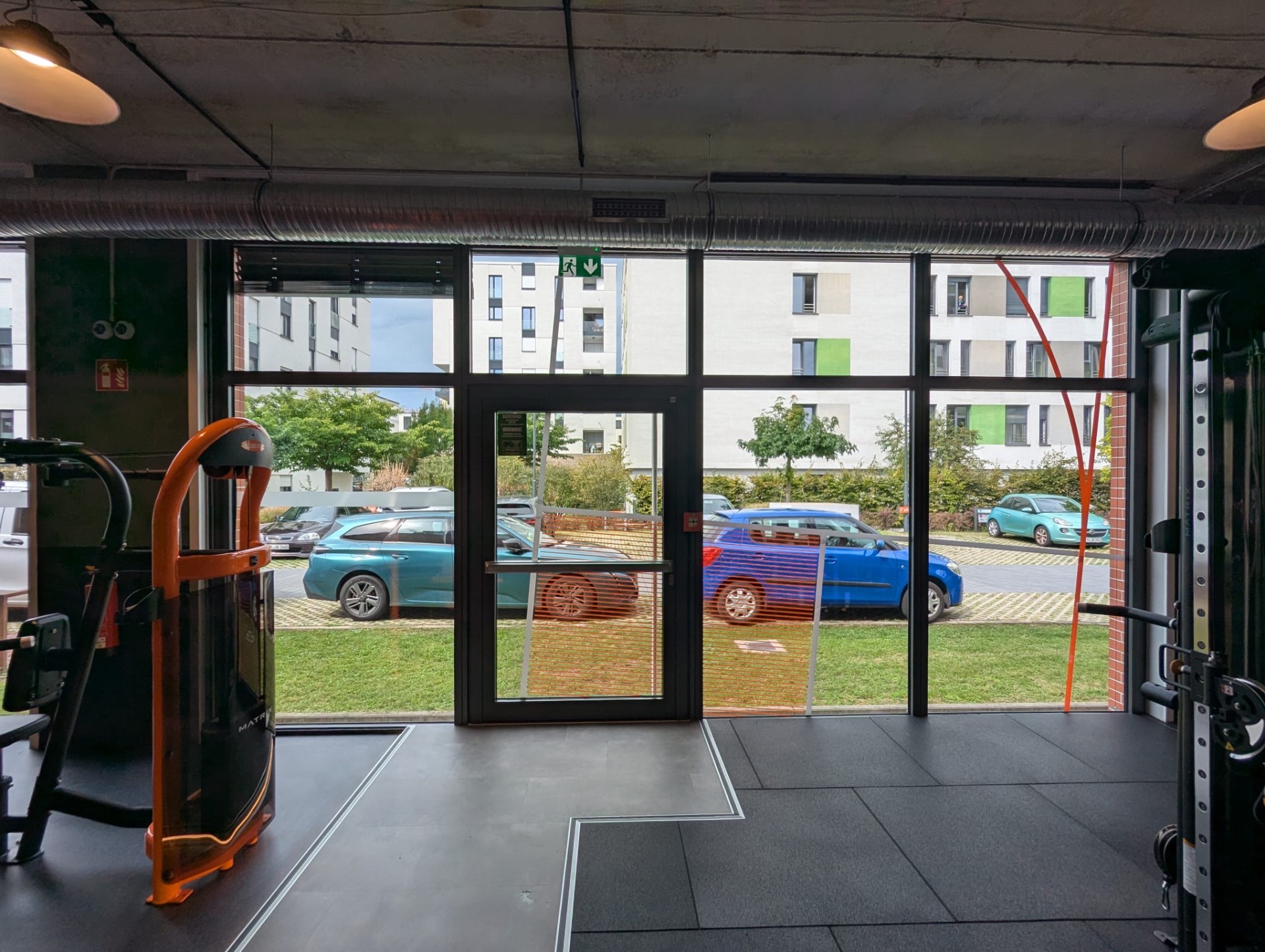 Referenz: Streifenfrei gereinigte Glasfront in einem Fitnessstudio