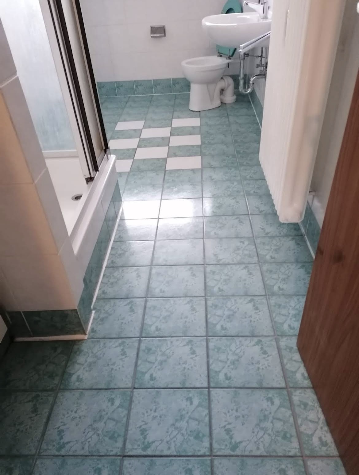 Referenz: Sauberes Badezimmer mit glänzendem Fliesenboden