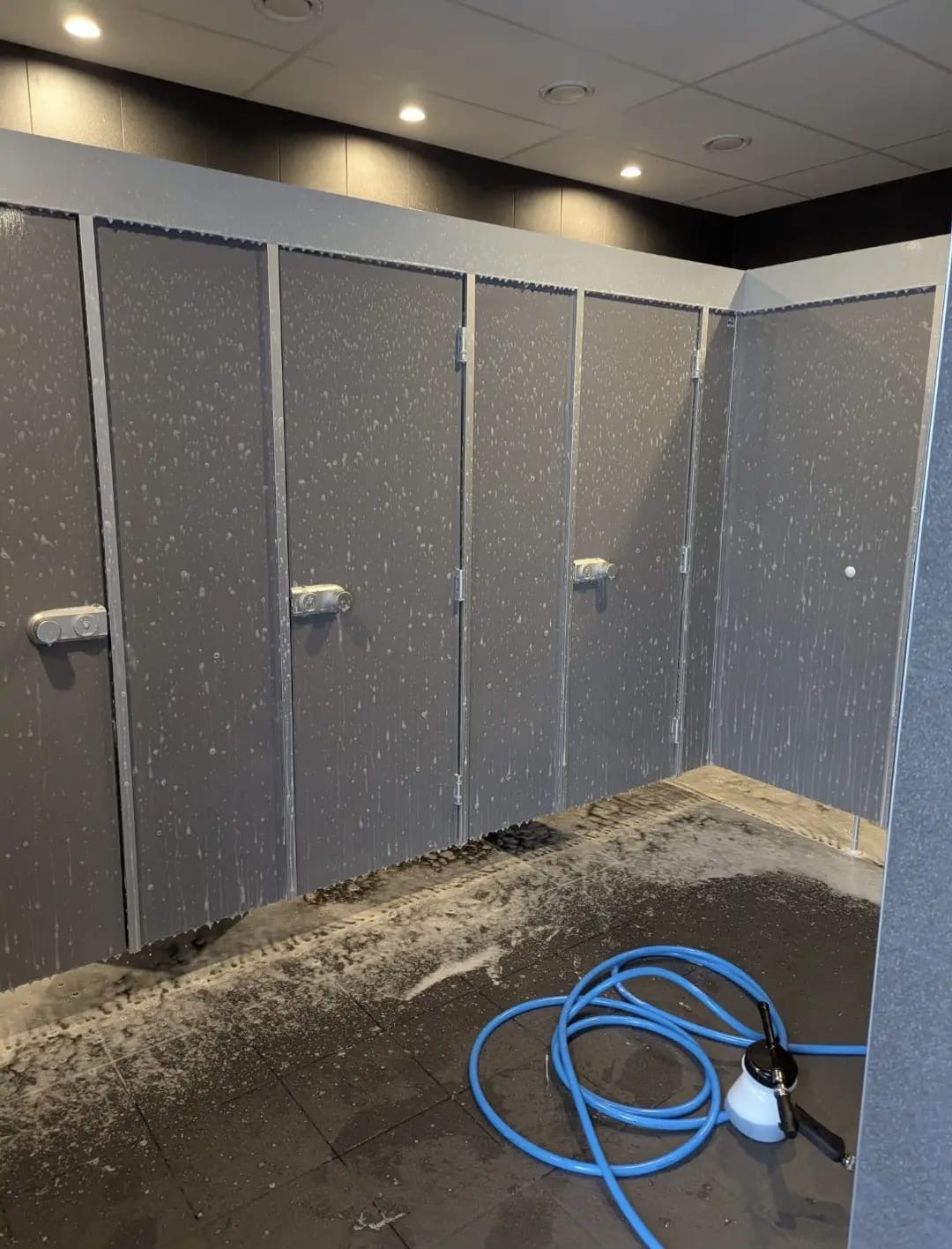 Referenz: Grundreinigung der WC-Kabinen in einem Sanitärbereich