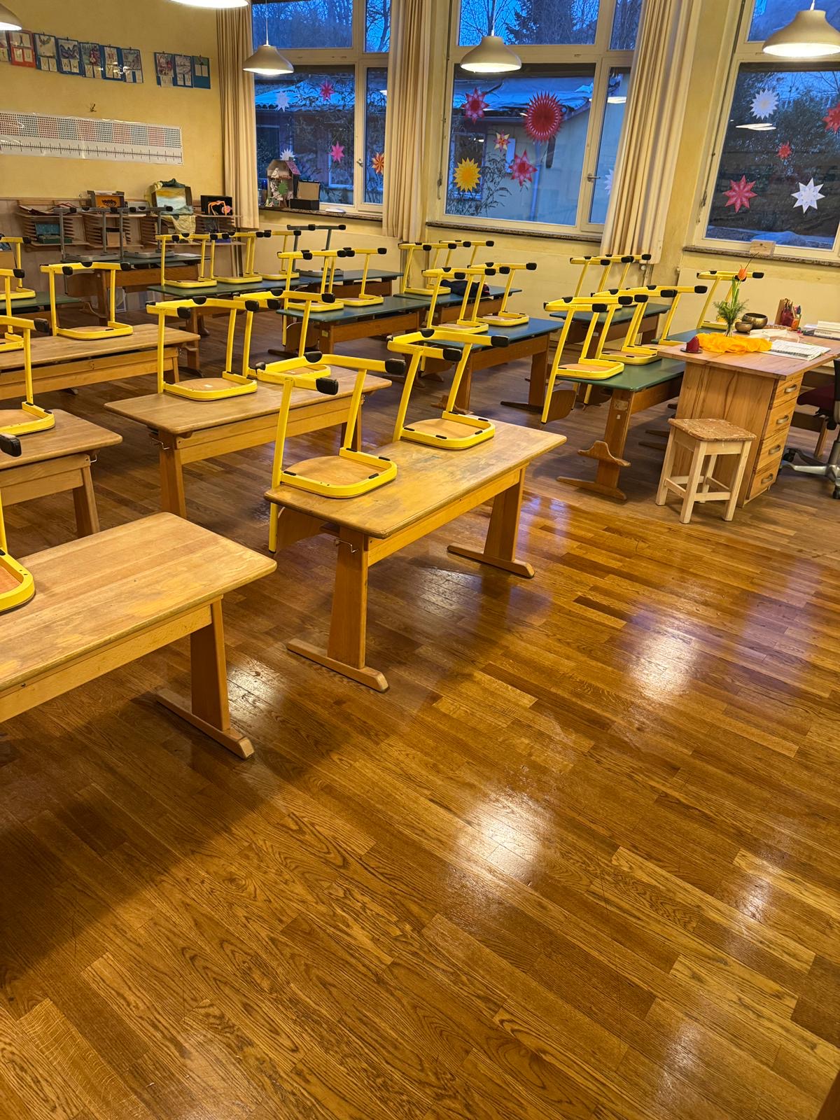Referenz: Gereinigter Klassenraum mit glänzendem Holzboden