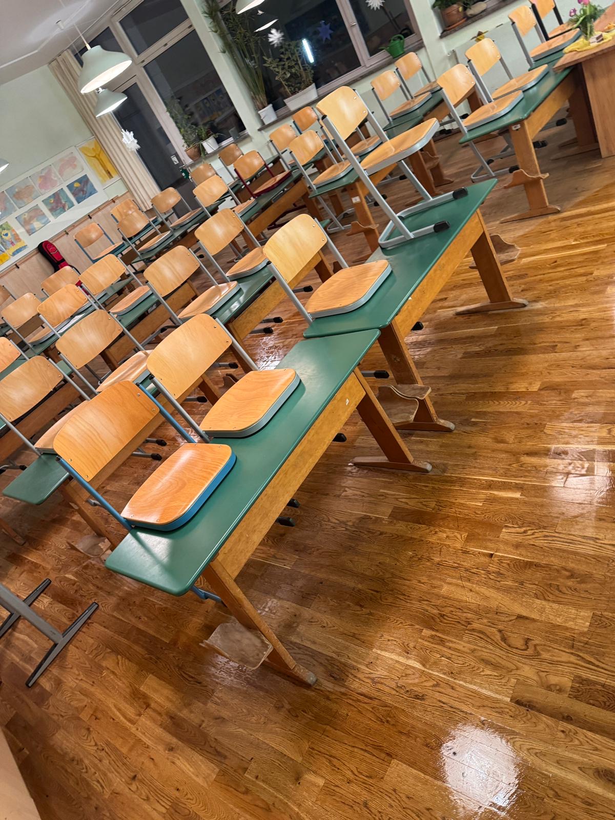 Referenz: Sauberer Klassenraum mit gewischtem Boden und hochgestellten Stühlen