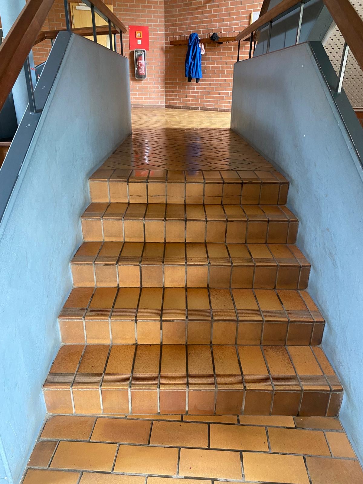 Referenz: Frisch gereinigtes Treppenhaus mit glänzenden Fliesenstufen