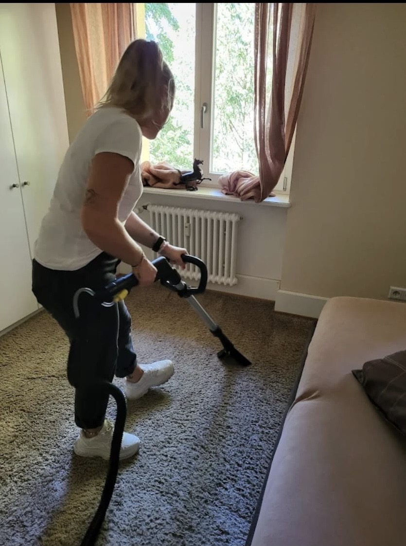 Referenz: Teppichreinigung mit Wassersauger in einem Wohnraum