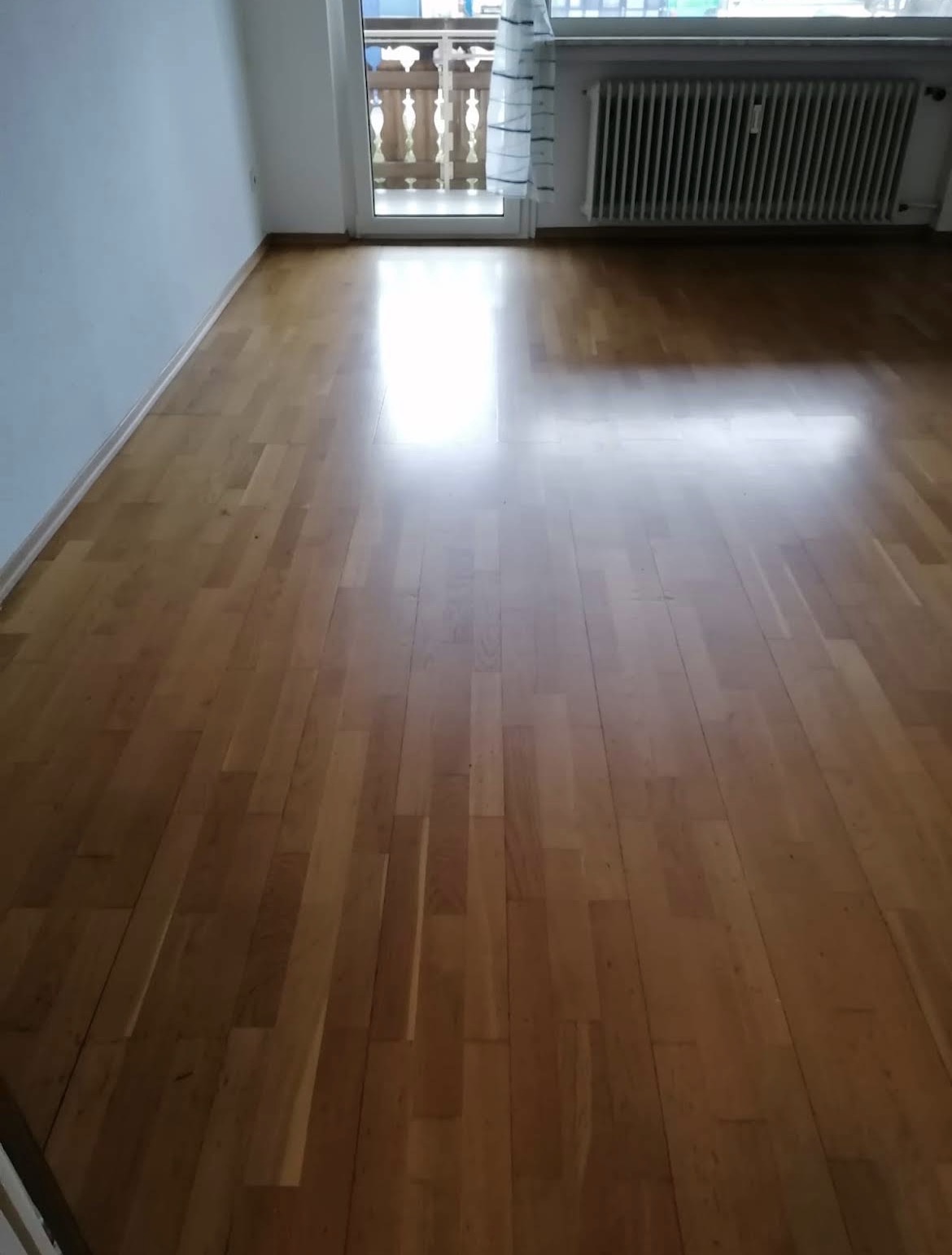 Referenz: Glänzender Parkettboden nach der Unterhaltsreinigung